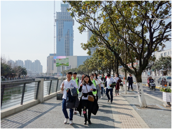 一路上，志愿者把“學雷鋒踐行動 樹新風做好事 做志愿者”的精神傳揚到大街小巷，把雷鋒為人民服務的志愿精神帶到城市的每個角落。